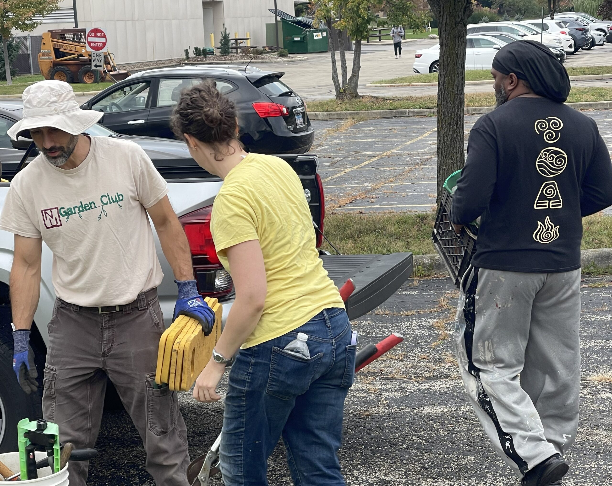 NUHS students preparing for garden work in the Botanical Garden